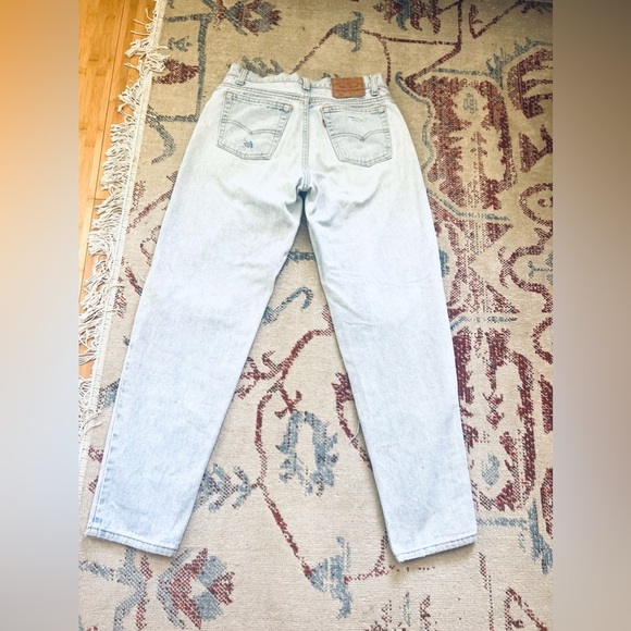 Levi Distressed Mom Light Wash High Waist Jeans Size 31 - Picture 6 of 10